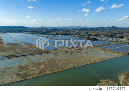冬の岡山県牛窓 錦海塩田跡地に広がる国内最大級の瀬戸内Kirei太陽光発電所空撮 135219571