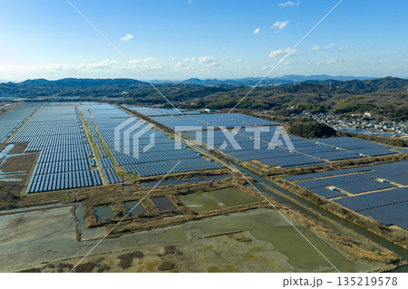 冬の岡山県牛窓 錦海塩田跡地に広がる国内最大級の瀬戸内Kirei太陽光発電所空撮 冬の岡山県牛窓 錦海塩田跡地に広がる国内最大級の瀬戸内Kirei太陽光発電所空撮 135219578