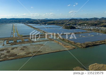 冬の岡山県牛窓 錦海塩田跡地に広がる国内最大級の瀬戸内Kirei太陽光発電所空撮 冬の岡山県牛窓 錦海塩田跡地に広がる国内最大級の瀬戸内Kirei太陽光発電所空撮 135219579
