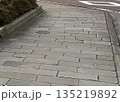 静かな曲がり角の石畳の歩道 135219892
