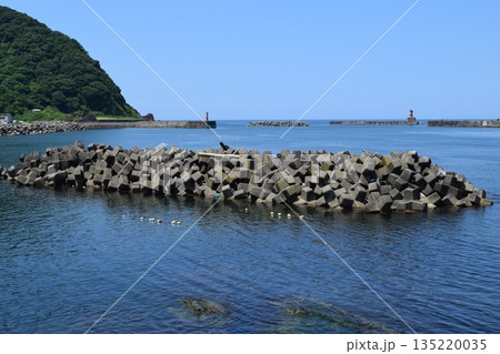海岸の波消しブロック 135220035