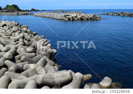 海岸の波消しブロック 海岸の波消しブロック 135220038