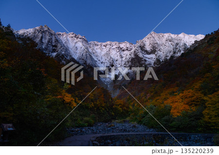 谷川岳一ノ倉沢・三段紅葉 谷川岳一ノ倉沢・三段紅葉 135220239