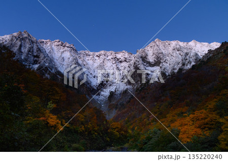 谷川岳一ノ倉沢・三段紅葉 谷川岳一ノ倉沢・三段紅葉 135220240