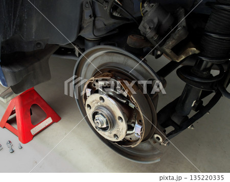 車　ハブボルト交換作業　リア　ドラムブレーキ 135220335