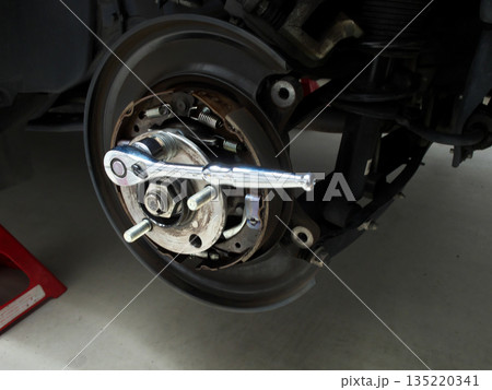 車　ハブボルト交換作業　リア　ドラムブレーキ 135220341
