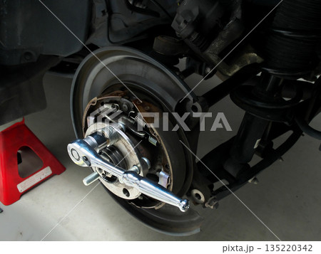 車　ハブボルト交換作業　リア　ドラムブレーキ 135220342