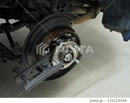 車　ハブボルト交換作業　リア　ドラムブレーキ 135220344