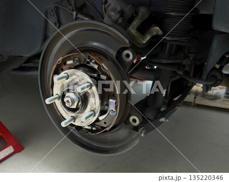車　ハブボルト交換作業　リア　ドラムブレーキ 135220346