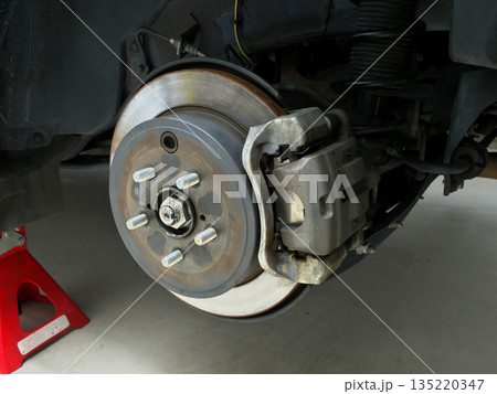 車 ハブボルト交換作業 リア ドラムブレーキ 車 ハブボルト交換作業 リア ドラムブレーキ 135220347