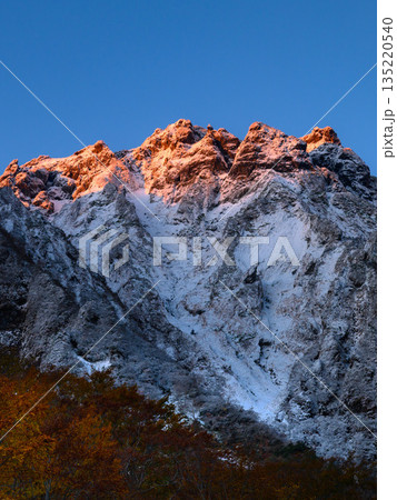 谷川岳一ノ倉沢から見る朝焼け（モルゲンロート） 135220540