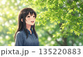 新緑の中未来に目をやる女性 135220883