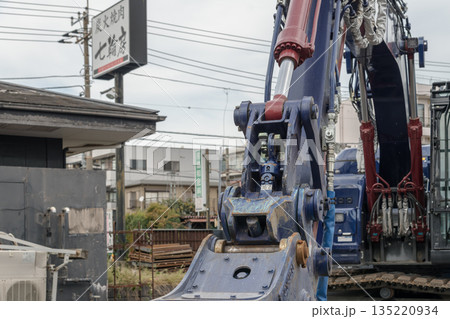 【店舗の解体と重機のシリンダー】 135220934