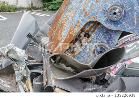 【店舗の解体と重機】 135220939