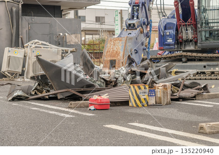 【店舗の解体と重機】 【店舗の解体と重機】 135220940