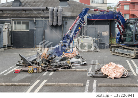 【店舗の解体と重機】 【店舗の解体と重機】 135220941