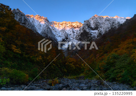 谷川岳一ノ倉沢の三段紅葉とモルゲンロート 谷川岳一ノ倉沢の三段紅葉とモルゲンロート 135220995