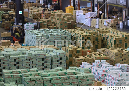 年末の大田市場　山積みされる青果の段ボール 135222483