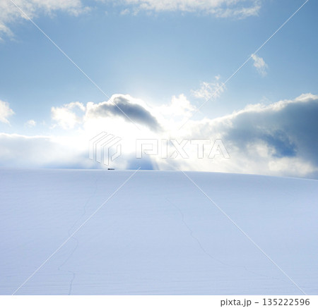 真冬の北海道美瑛町の丘の上から見た雪原に太陽が沈む風景 真冬の北海道美瑛町の丘の上から見た雪原に太陽が沈む風景 135222596