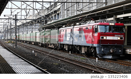 小山の貨物列車 135223406