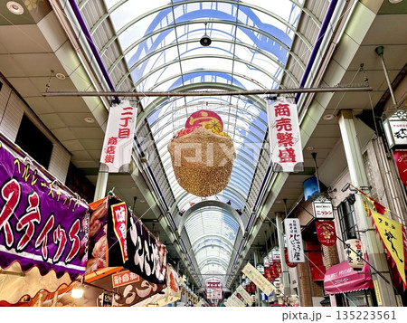 天神橋筋二丁目商店街アーケード 正月飾りと露天商の屋台のテントが見える風景 大阪市北区 天神橋筋二丁目商店街アーケード 正月飾りと露天商の屋台のテントが見える風景 大阪市北区 135223561