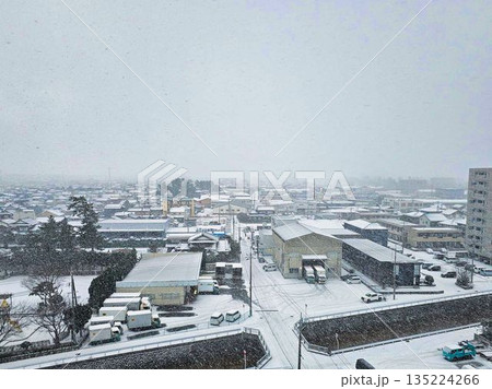 雪が降る日の街並み 雪が降る日の街並み 135224266