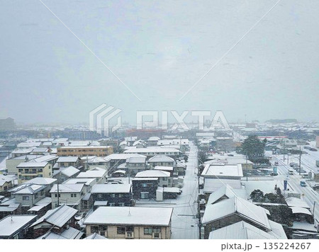 雪の積もった街 雪の積もった街 135224267