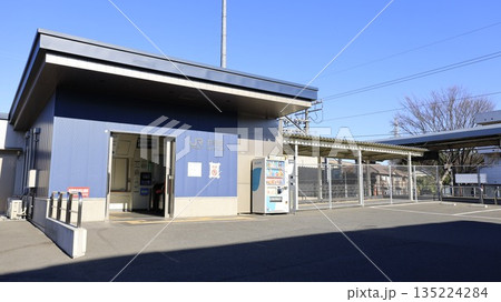 JR上越線の井野駅、西口の駅舎 135224284