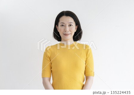 カメラ目線で微笑むアラフィフの女性　ポートレート 135224435