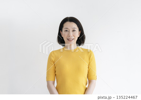 カメラ目線で笑顔のアラフィフの女性 カメラ目線で笑顔のアラフィフの女性 135224467