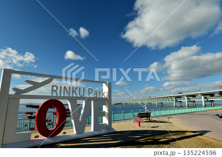 りんくう公園のモニュメントと関西国際空港連絡橋　【大阪府泉佐野市】 135224596