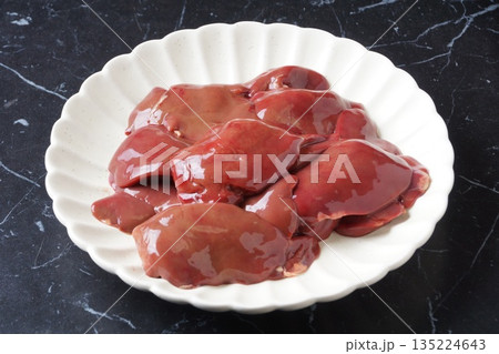 鶏の生レバー 135224643