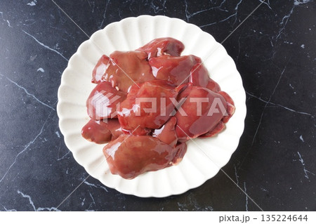 鶏の生レバー 135224644