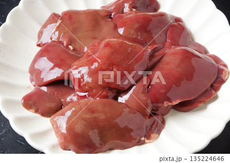 鶏の生レバー 135224646