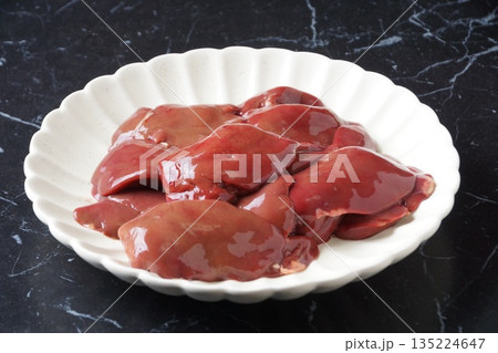 鶏の生レバー 135224647