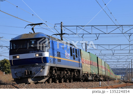 東海道線（新垂井線）を走るEF210貨物列車 135224854