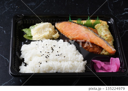 おいしい鮭弁当 135224979