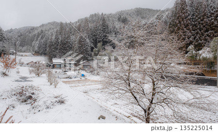 冬の田舎風景 135225014