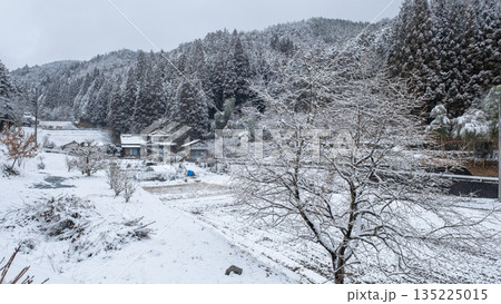 冬の田舎風景 135225015