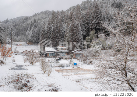 冬の田舎風景 冬の田舎風景 135225020