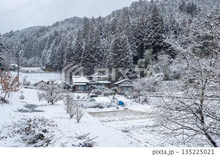 冬の田舎風景 冬の田舎風景 135225021