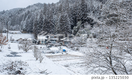 冬の田舎風景 135225030