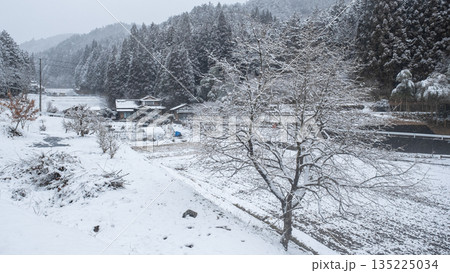 冬の田舎風景 135225034