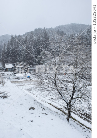 冬の田舎風景 135225041