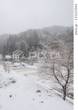 冬の田舎風景 135225042