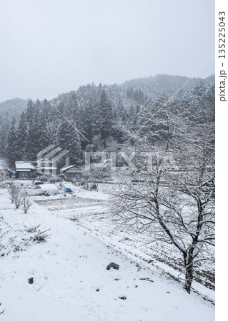 冬の田舎風景 135225043