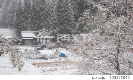 冬の田舎風景 135225046