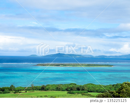 大岳展望台から見る嘉弥真島(沖縄県小浜島) 大岳展望台から見る嘉弥真島(沖縄県小浜島) 135225125