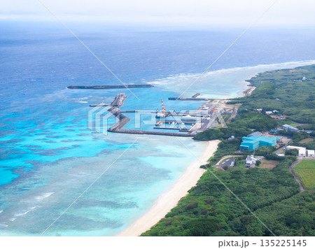 ニシ浜と波照間港(沖縄県波照間島) ニシ浜と波照間港(沖縄県波照間島) 135225145
