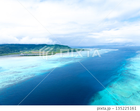 ヨナラ水道(沖縄県竹富町)※左側が西表島 ヨナラ水道(沖縄県竹富町)※左側が西表島 135225161